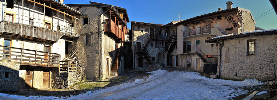 Piazzuola dell'antico piccolo borgo montano di Catremerio (988 m)